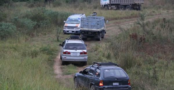 Los vehículos buscan rutas alternas para 