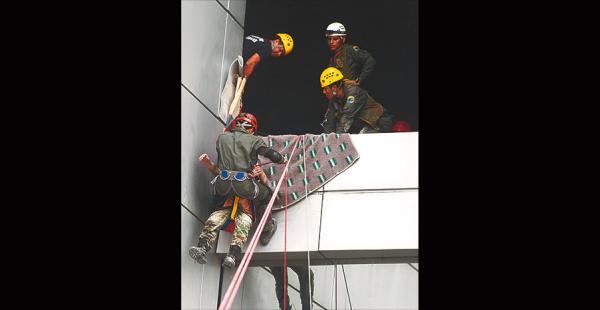 Hubo rescate de personas atrapadas en edificios en altura mediante el uso de cuerdas
