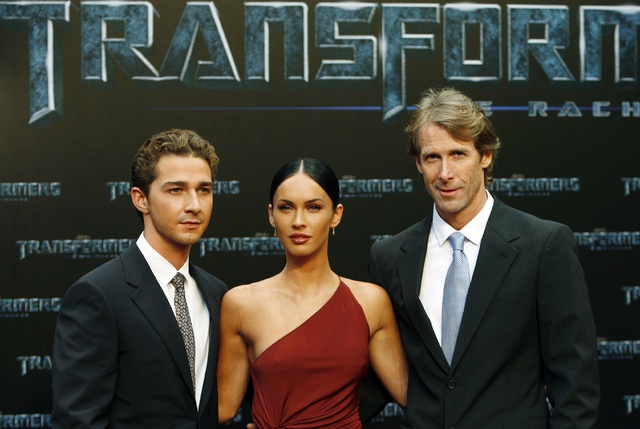 La actriz con Michael Bay y Shia Labeouf en 2009.