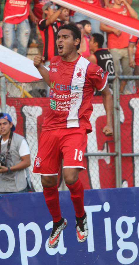 José Alfredo Castillo celebra uno de sus goles con la camiseta de Guabirá.