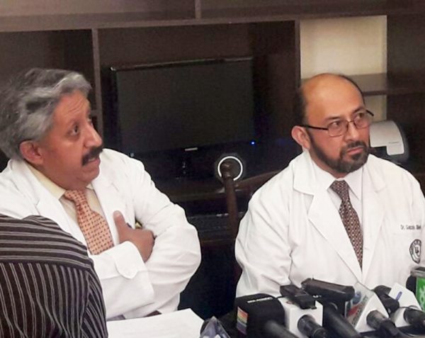 El Jefe de la Unidad de Neurocirugía del Hospital de Clínicas, Fernando Soto, y el médico cirujano Gonzalo Sillerico.