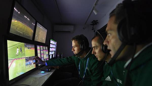 En acción. Fotografía facilitada por la FIFA que muestra al árbitro y los asistentes de vídeo durante el partido del Mundial de Clubes. (EFE)