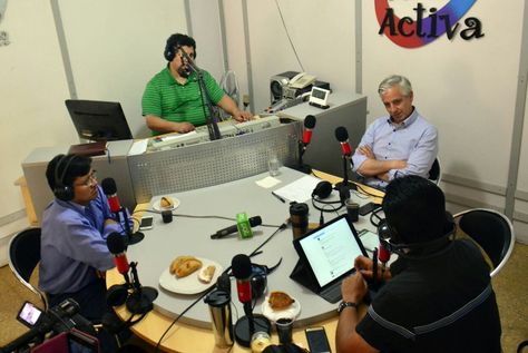 El vicepresidente Álvaro García en la entrevista que concedió a radio Activa de Santa Cruz.