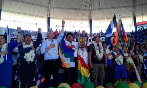 El vicepresidente Álvaro García y el presidente Evo Morales en la inauguración del congreso del MAS.