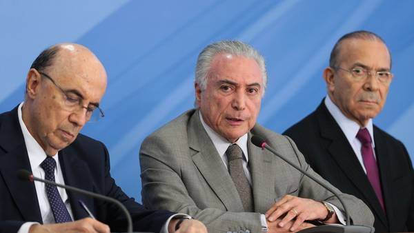 Duro. El presidente de Brasil, Michel Temer (centro), junto a los ministros Henrique Meirelles (izquierda) y Eliseu Padilha (derecha) en Brasilia. DPA