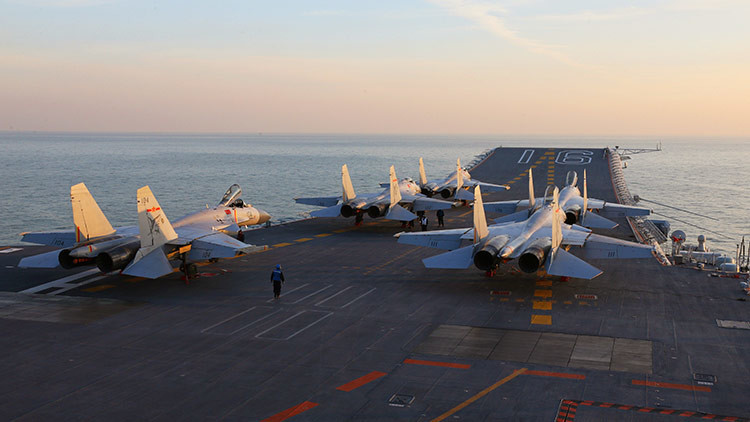 Cazas Shenyang J-15 en el portaaviones chino Liaoning, diciembre de 2016