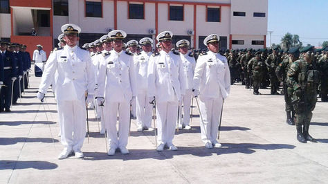 Oficiales de la Naval en la graduación de la Escuela de Comando Antiimperialista en Warnes