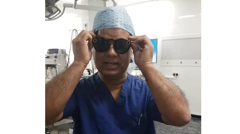 El cirujano Shafi Ahmed con sus gafas Snapchat 