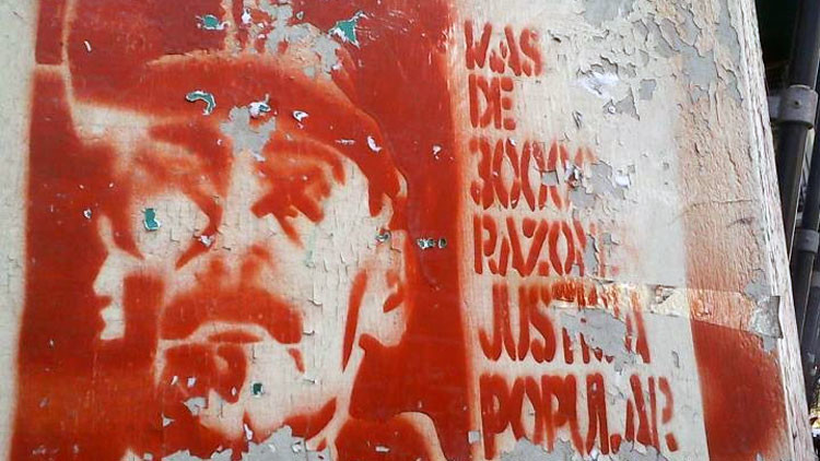 Un graffiti en Buenos Aires exige justicia para las víctimas de la Guerra Sucia.