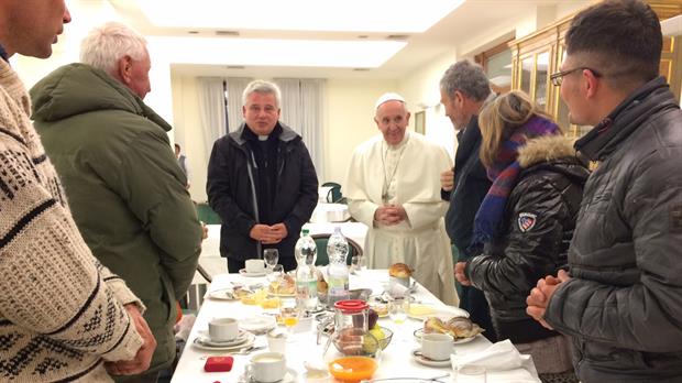 El Papa comenzó a celebrar hoy su 80 cumpleaños con un desayuno con ocho sin techo, dos mujeres y seis hombres