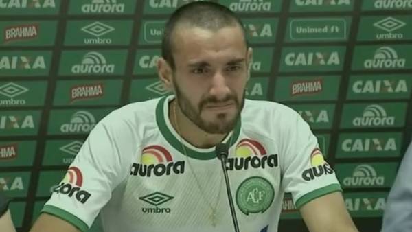 Emocionado. Alan Ruschel, en Chapecó, durante la primera conferencia de prensa que dio tras el accidente. (Imagen de video)