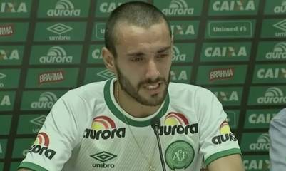 Emocionado. Alan Ruschel, en Chapecó, durante la primera conferencia de prensa que dio tras el accidente. (Imagen de video)