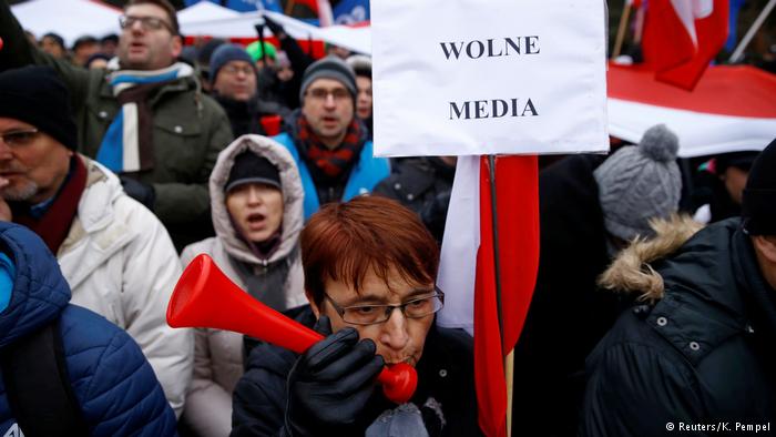 Polen Erneut Proteste gegen Einschränkung der Parlamentsberichterstattung (Reuters/K. Pempel)