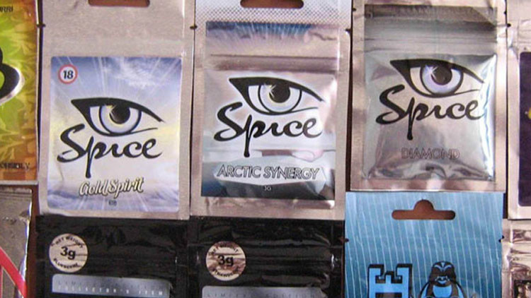Emabajaes de spice en un escaparate en la ciudad rusa de Kazán, 2009