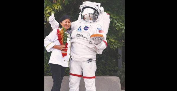 un encuentro  inolvidable de ‘alto vuelo’ Llevó sus productos hasta el centro espacial Kennedy, en Florida (EEUU) Ana Chipana recuerda con emoción estas fotos que le  tomaron luego del desayuno-degustación en base a quinua que ofreció a astronautas de la