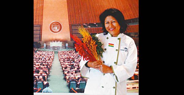 presente  en la sede  de la onu Lleva muestras de la quinua boliviana donde va Fue invitada al acto principal de celebración del Año Internacional de la quinua  en 2013 en Naciones Unidas. Lució orgullosa detalles con la tricolor boliviana