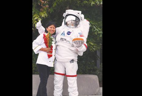 un encuentro  inolvidable de ‘alto vuelo’ Llevó sus productos hasta el centro espacial Kennedy, en Florida (EEUU) Ana Chipana recuerda con emoción estas fotos que le  tomaron luego del desayuno-degustación en base a quinua que ofreció a astronautas de la