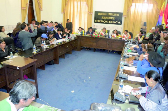 SESIÓN. Los asambleístas remiten comunicación interna a Gobernador.