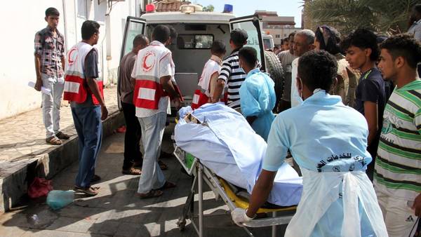 Médicos transportan a las víctimas del atentado ocurrido en Adén, al sur de Yemen. Foto: AFP / Saleh Al-Obeidi.