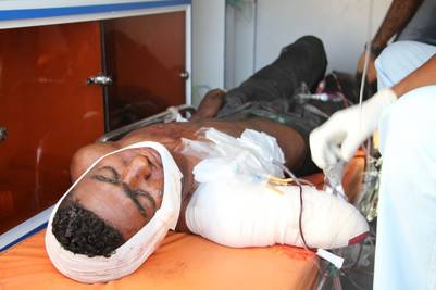 Un soldado yemení gravemente herido es atendido tras el atentado terrorista en un cuartel militar. Foto: AFP / Saleh Al-Obeidi.