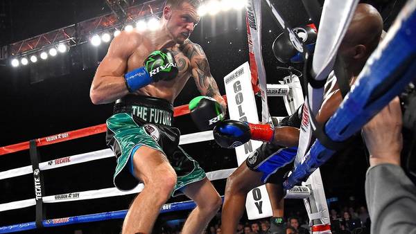 Bernard Hopkins, a punto de caer fuera del ring por el castigo de Joe Smith Jr. (Reuters)