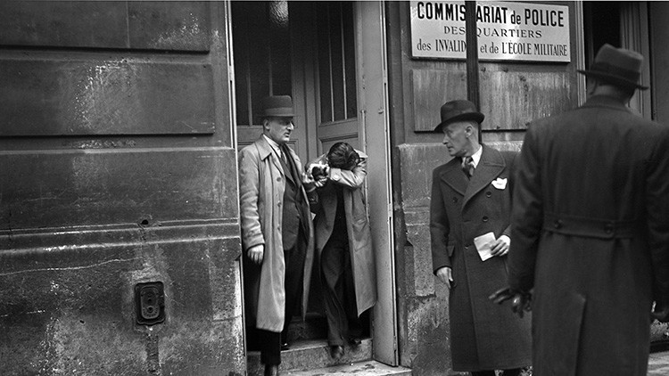 Herschel Grynszpan escoltado por policías en París, Francia, en noviembre de 1938.