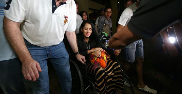 La azafata Ximena Suárez salió del aeropuerto a las 02:30 de este lunes. Foto: Fuad Landívar