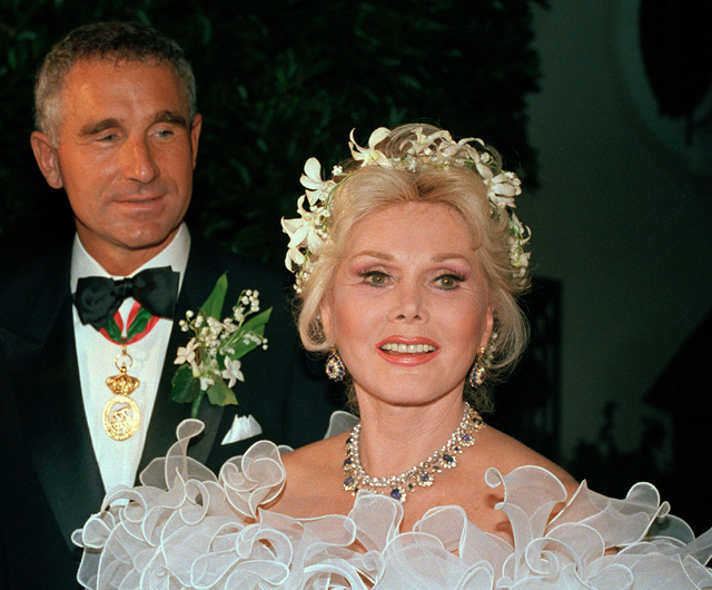 Zsa Zsa Gabor, casándose con su octavo marido, Frederic von Anhalt, en 1986. 
