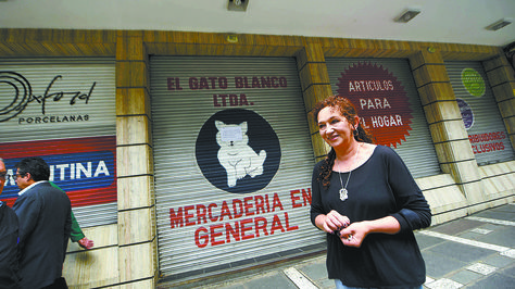 Sandra Asbún se para delante de la última ubicación de la tienda "El Gato Blanco", en el Shopping Norte. Foto: Wara Vargas