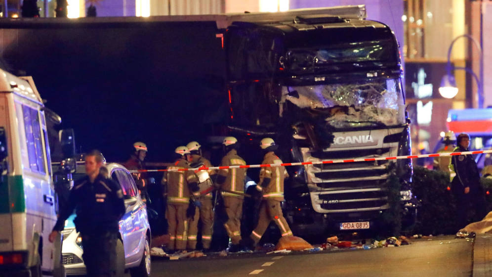 Resultado de imagen para Nueve muertos y decenas de heridos atropellados por un camión en un mercado de Navidad en Berlín