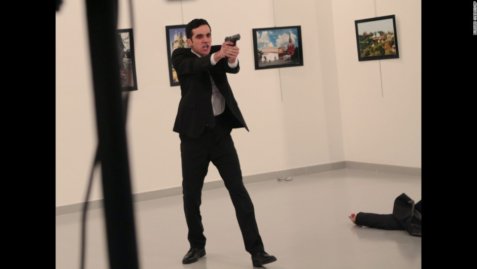 El hombre apunta con el arma, después de disparate a Karlov. El asesinato ocurrió en el centro de artes modernas Cagdas Sanat Merkezi, en Ankara. El ministro del Interior de Turquía, Suleyman Soylu, aseguró que el atacante era Mevlut Mert Altintas, un policía que no estaba en servicio.