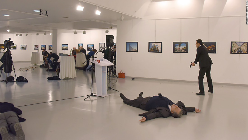 El cuerpo de Karlov permanece en el suelo, mientras el atacante sigue cerca.