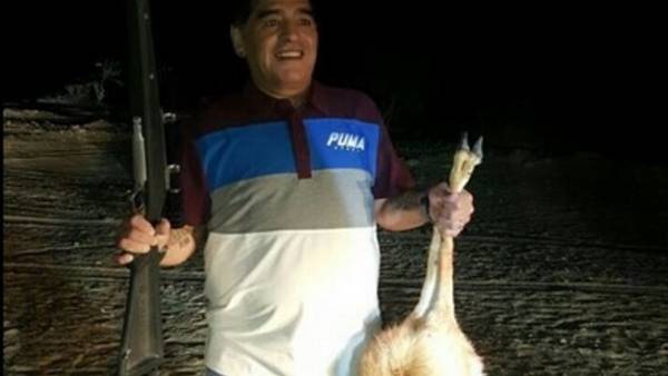 La foto de Diego Maradona cazando que generó indignación den las redes sociales. (Twitter)