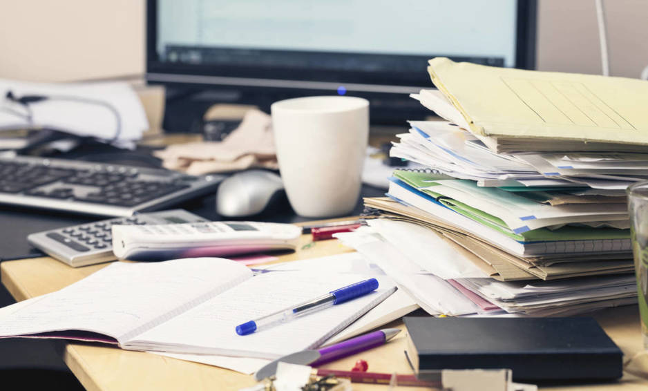 Típico escritorio de una persona inteligente. (iStock)