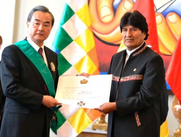PRESIDENTE EVO MORALES CONDECORA AL CANCILLER DE CHINA, WANG YI, EN UNA RECIENTE VISITA A BOLIVIA.