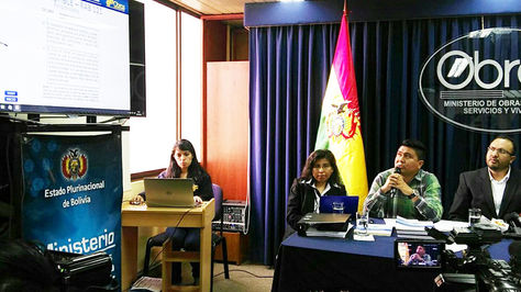 Lenny Cáceres y el director de Transporte Aéreo de la DGAC, Andy Rocabado, durante la presentación del informe final del caso LaMia