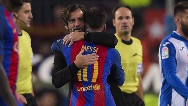 Quique Flores abrazó a Messi después de su gran partido ante el Espanyol.