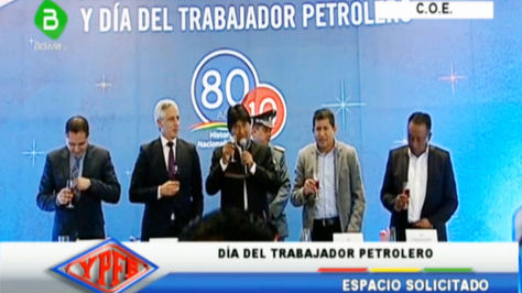 Morales (c) en el acto de YPFB en la zona Sur de La Paz. A su derecha el vicepresidente Álvaro García Linera.