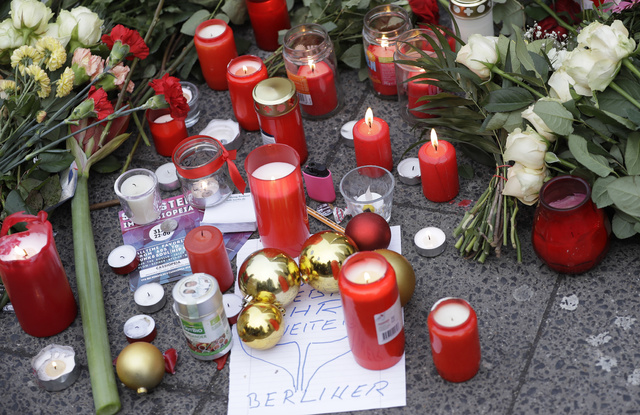 Velas y cartas por las víctimas del atentado en Berlín.