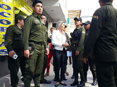 Zapata, bajo custodia policial, abandona tribunales en La Paz