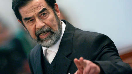 Saddam Hussein, expresidente de Irak, ante la corte que le juzgó en Bagdad, Irak, el 14 de febrero de 2006.