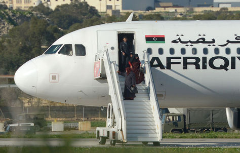 Mujeres descienden del avión secuestrado
