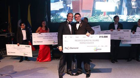 El presidente y fundador del modelo de negocios, Carlos Luiz, y un beneficiario en el evento de Santa Cruz, en junio de este año.