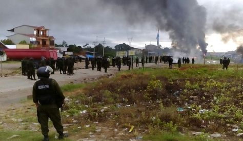 Así fue el enfrentamiento entre los efectivos policiales y los pobladores de Entre Ríos, la mañana de este sábado. Fotos: Eloy Galindo.