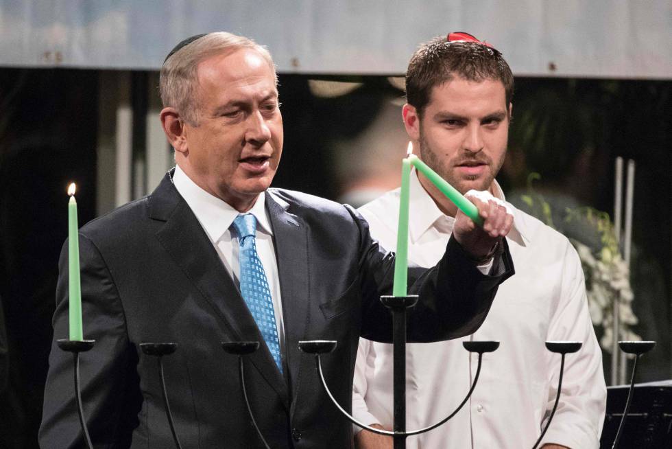 Netanyahu enciende una vela del candelabro de la fiesta de Januká