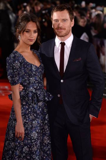 Michael Fassbender junto a su novia, la actriz Alicia Vikander, durante la presentación de 