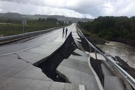 Personas caminan por una carretera destruida hoy, domingo 25 de diciembre de 2016, en Tarahuin, en la isla de Chiloe, localidad distante a 1.250 km. al sur de Santiago (Chile). Foto:EFE