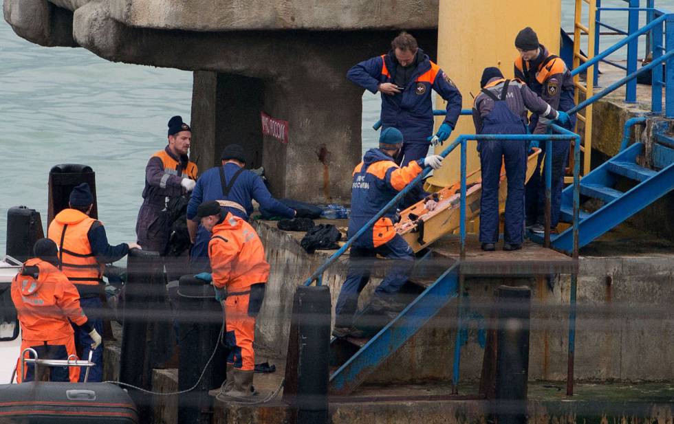 El Ministerio de Defensa de Rusia informó de que en el avión Tu-154 que se estrelló en las aguas del mar Negro cuando se dirigía a Siria viajaban 64 integrantes del mundialmente conocido coro y conjunto de danza Alexándrov. En la imagen, personal de rescate recuperan el cadáver de uno de los pasajeros del avión ruso, el 25 de diciembre de 2016.