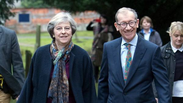 La premier británica, Theresa May, y su esposo Philip, ayer, a la salida de la misa navideña en la iglesia de San Andrés en Sonning, Inglaterra. AP