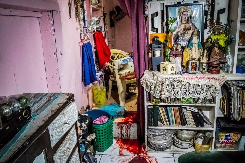 La sangre de Florjohn Cruz, de 34 años, manchó el piso de la sala de su casa en Manila.“Nanlaban” es el nombre que da la policía a un caso en que el sospechoso se resiste al arresto y termina muerto. Lo que dicen que hizo Cruz.